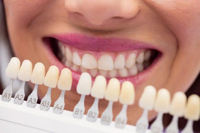 dentista examinando dientes