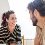 personas adultas hablando