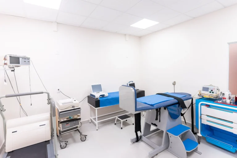 Descubre los elementos esenciales del mobiliario hospitalario para una consulta funcional y acogedora