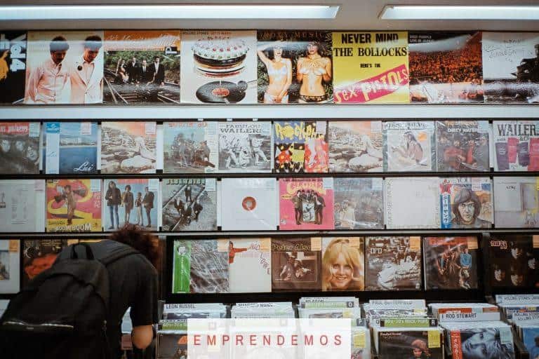 hombre mirando vinilos expuestos