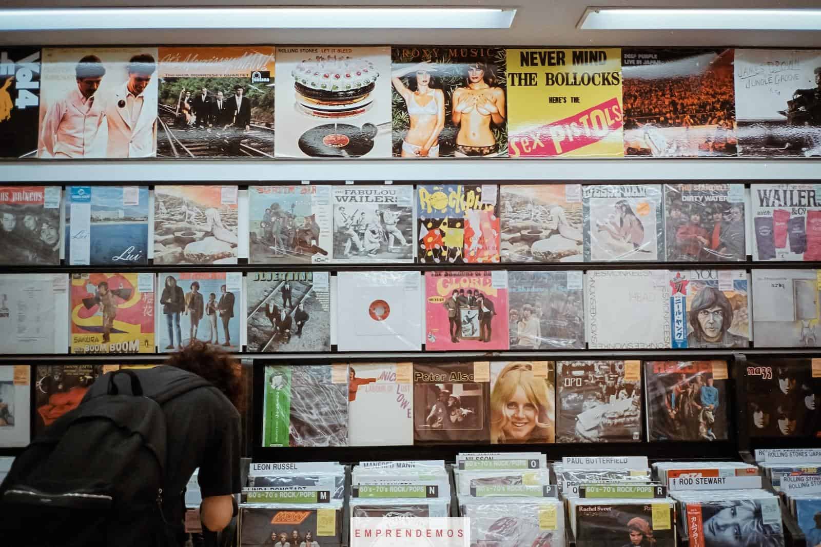 hombre mirando vinilos expuestos